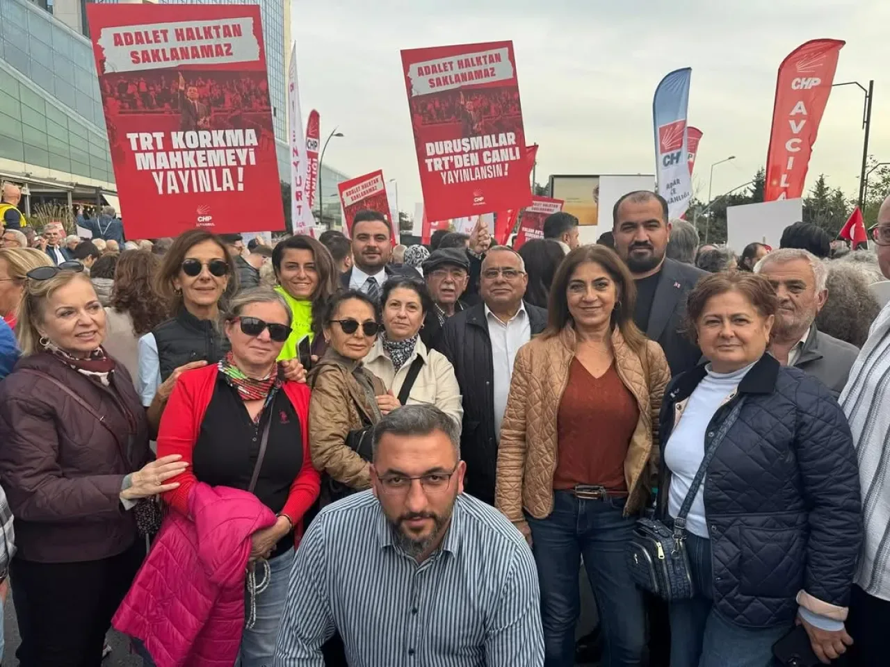 CHP Üsküdar İlçe Başkanlığı TRT Önünde Duruşmaların Canlı Yayınlanmasını Talep Etti CHP Üsküdar İlçe Başkanlığı TRT Önünde Duruşmaların Canlı Yayınlanmasını Talep Etti