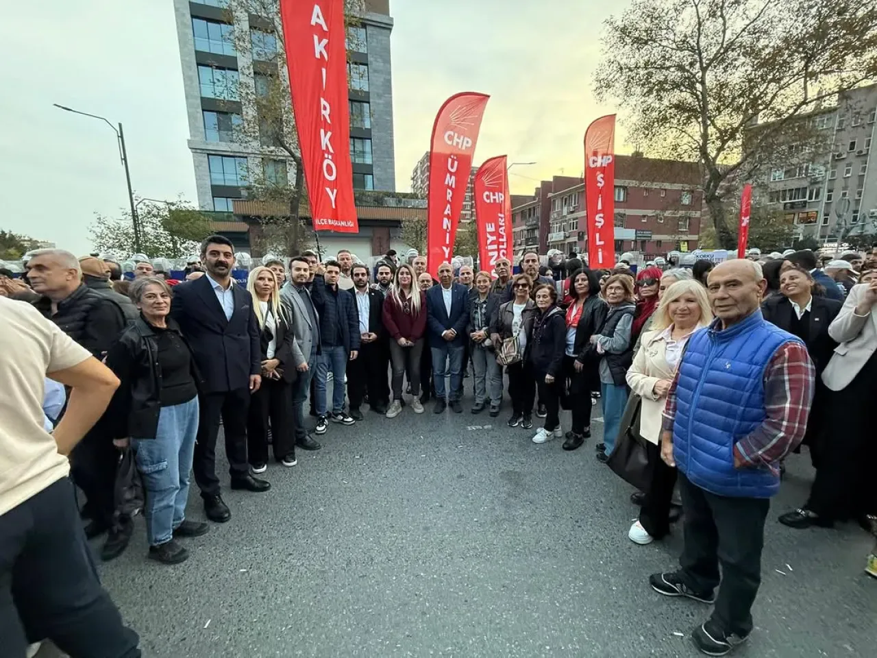 İmamoğlu ve Yol Arkadaşları İçin TRT Önünde Adil Yargılama Talebi İmamoğlu ve Yol Arkadaşları İçin TRT Önünde Adil Yargılama Talebi