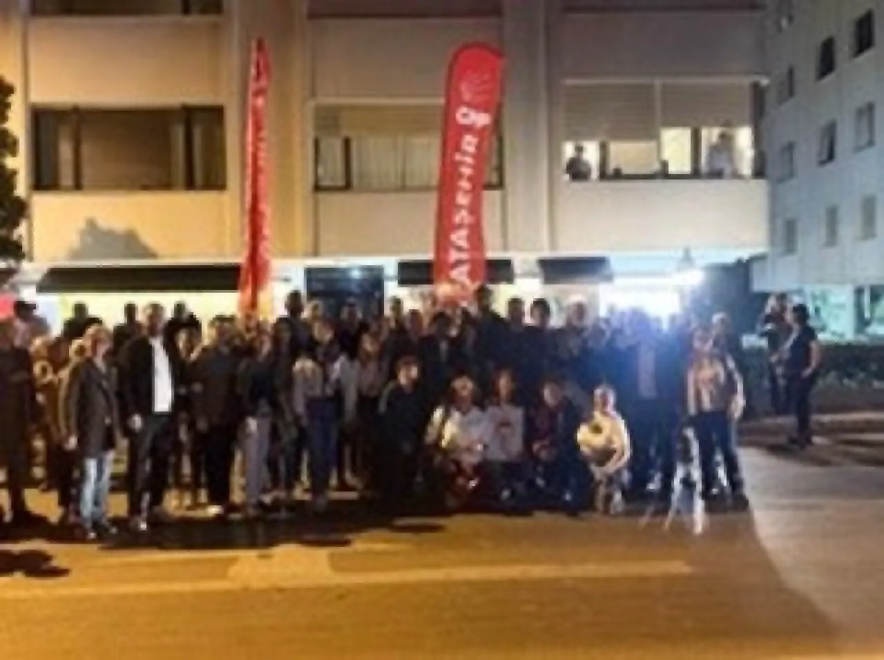 CHP'li Özgür Çelik ve Partililer, TRT Önünde Duruşma Yayınları İçin Eylem Yaptı CHP'li Özgür Çelik ve Partililer, TRT Önünde Duruşma Yayınları İçin Eylem Yaptı