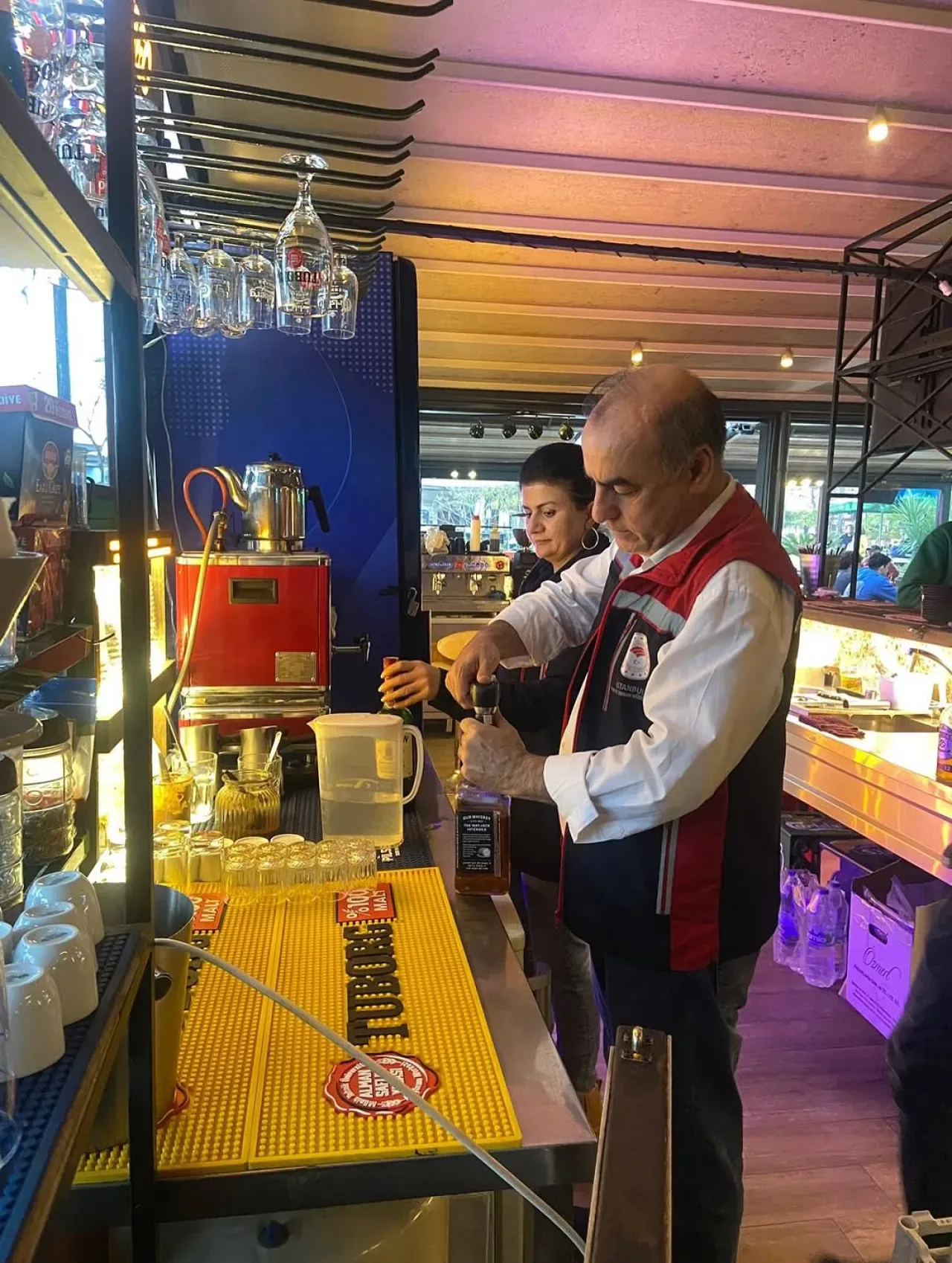 Kadıköy'de Alkollü İçki Sunumu Yapan İşletmelere Denetim Kadıköy'de Alkollü İçki Sunumu Yapan İşletmelere Denetim