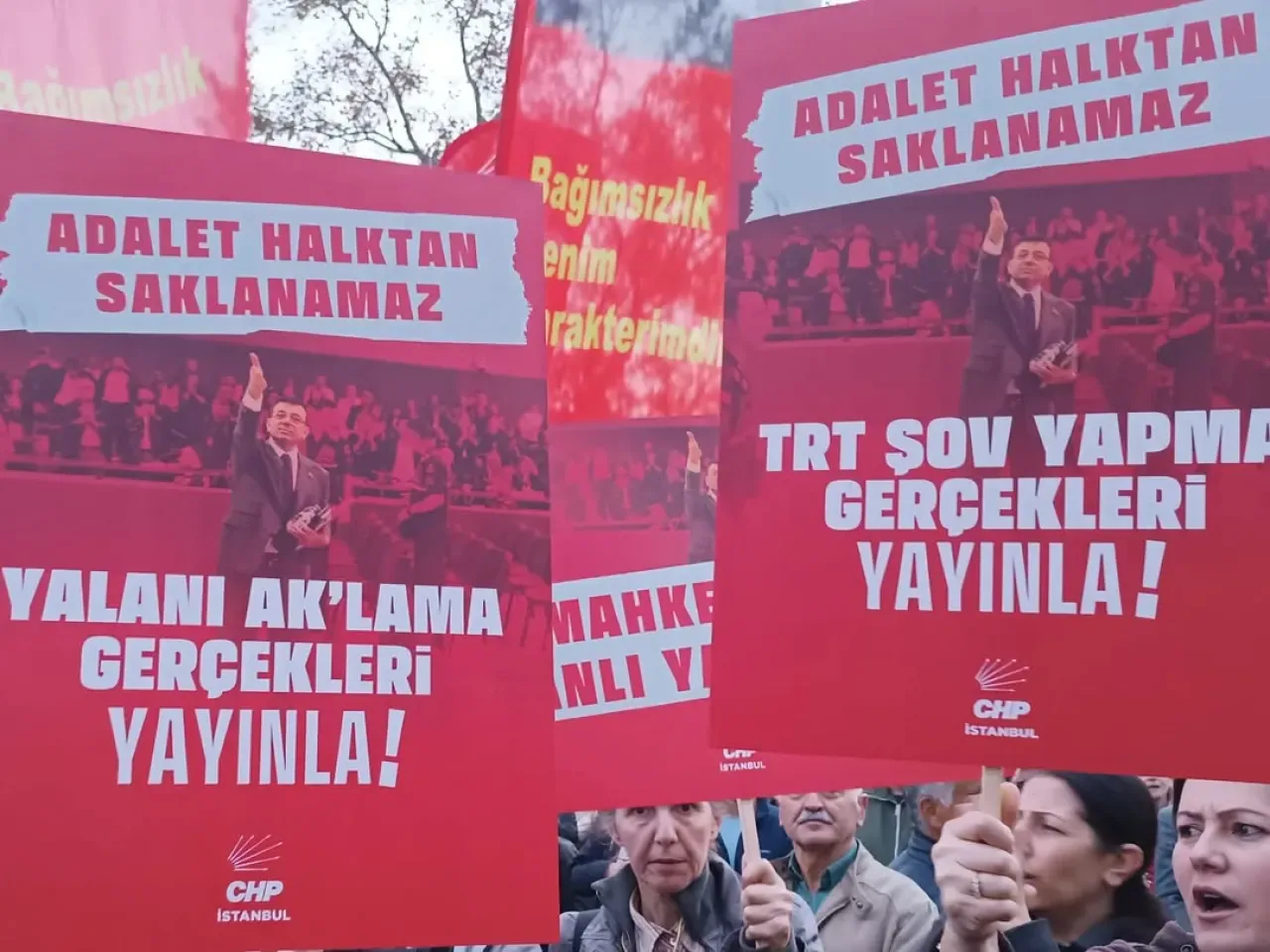 CHP Kadıköy, TRT Önünde Basın Açıklaması Yaptı: "Duruşmalar Canlı Yayınlansın" CHP Kadıköy, TRT Önünde Basın Açıklaması Yaptı: "Duruşmalar Canlı Yayınlansın"