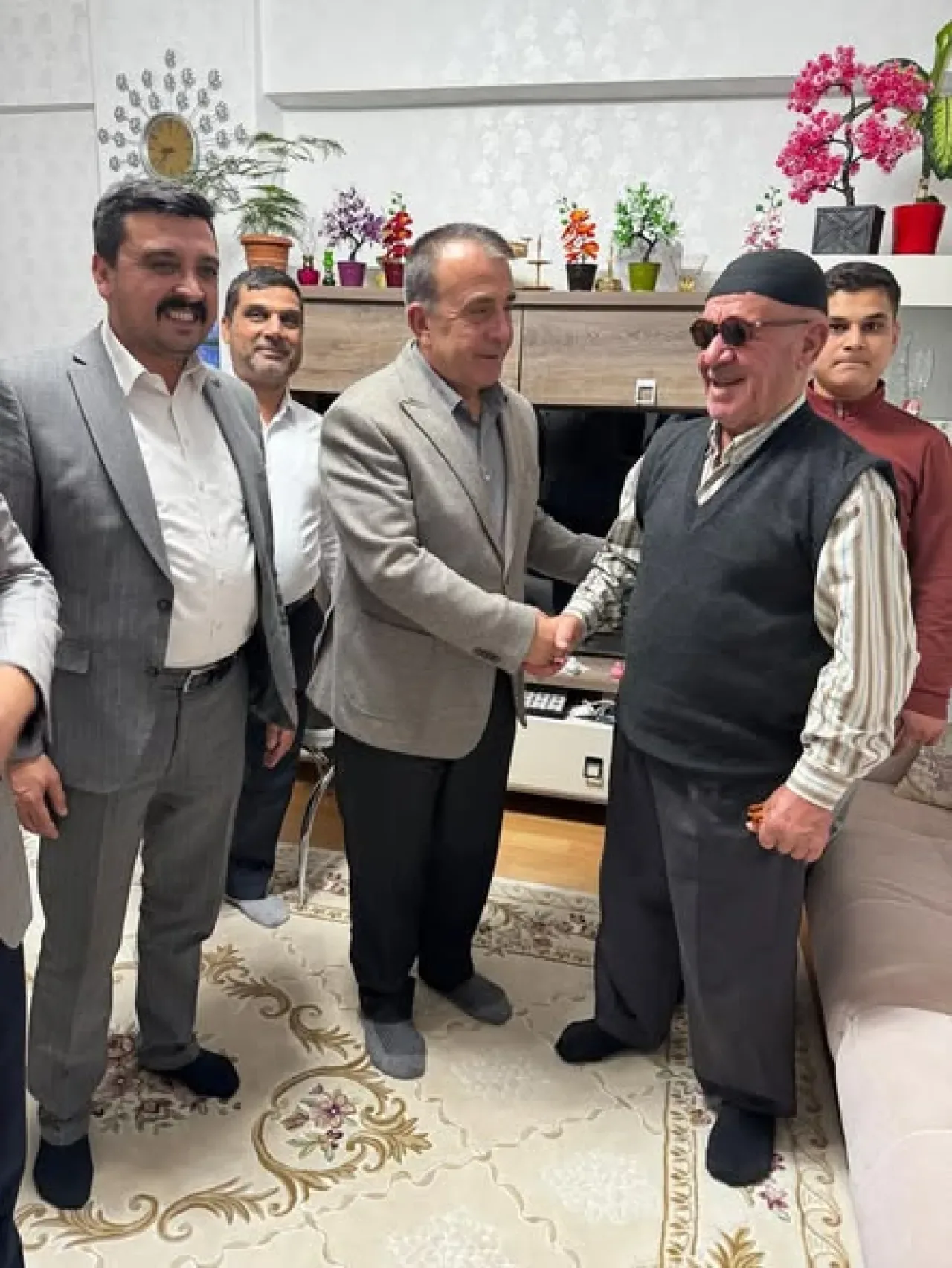 MHP'den Şahinbey'de "Hayırlı Günler Komşum" Seferberliği MHP'den Şahinbey'de "Hayırlı Günler Komşum" Seferberliği