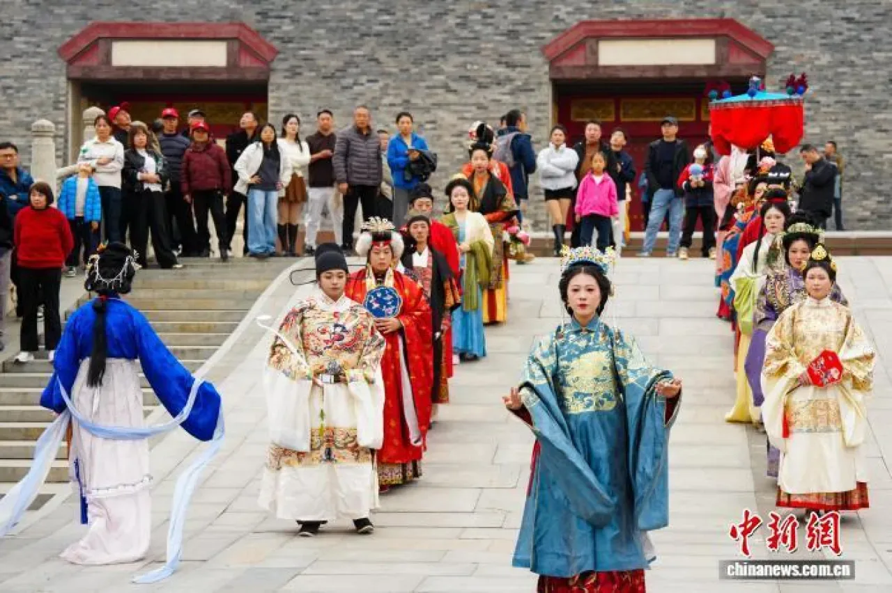Xiangyang'da Hanfu Festivali: Geleneksel Tang, Song ve Ming Kıyafetleriyle Kültür Şöleni Xiangyang'da Hanfu Festivali: Geleneksel Tang, Song ve Ming Kıyafetleriyle Kültür Şöleni