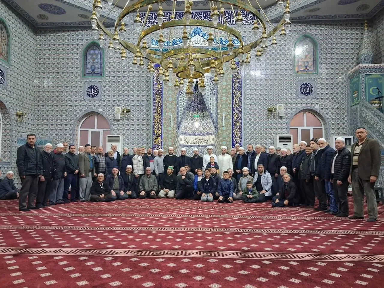 Yenidoğan Camii'nde Sabah Namazı Buluşması ile Manevi Dayanışma Yenidoğan Camii'nde Sabah Namazı Buluşması ile Manevi Dayanışma