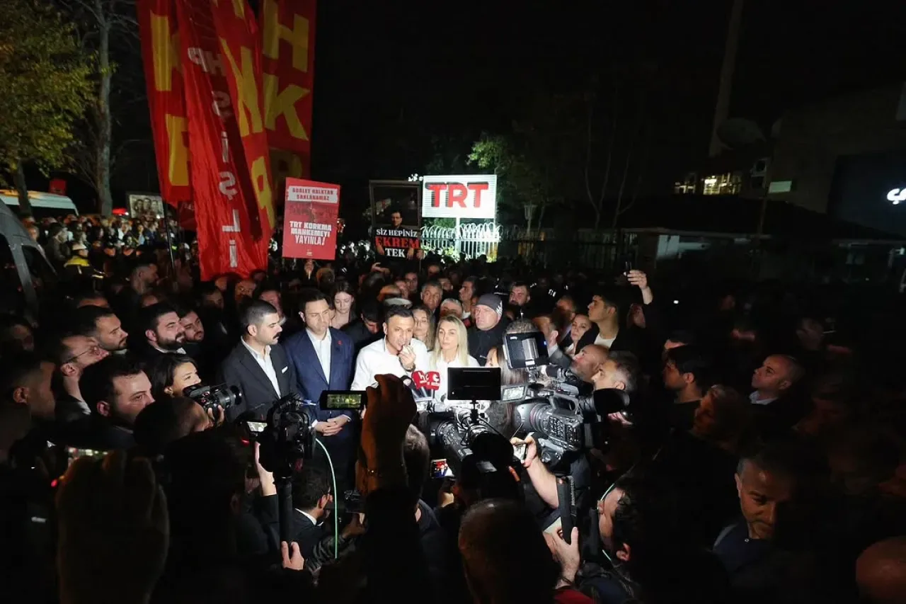 CHP Kartal Kadın Kolu, TRT Önünde Tarafsız Kamu Yayıncılığı İçin Yürüdü CHP Kartal Kadın Kolu, TRT Önünde Tarafsız Kamu Yayıncılığı İçin Yürüdü