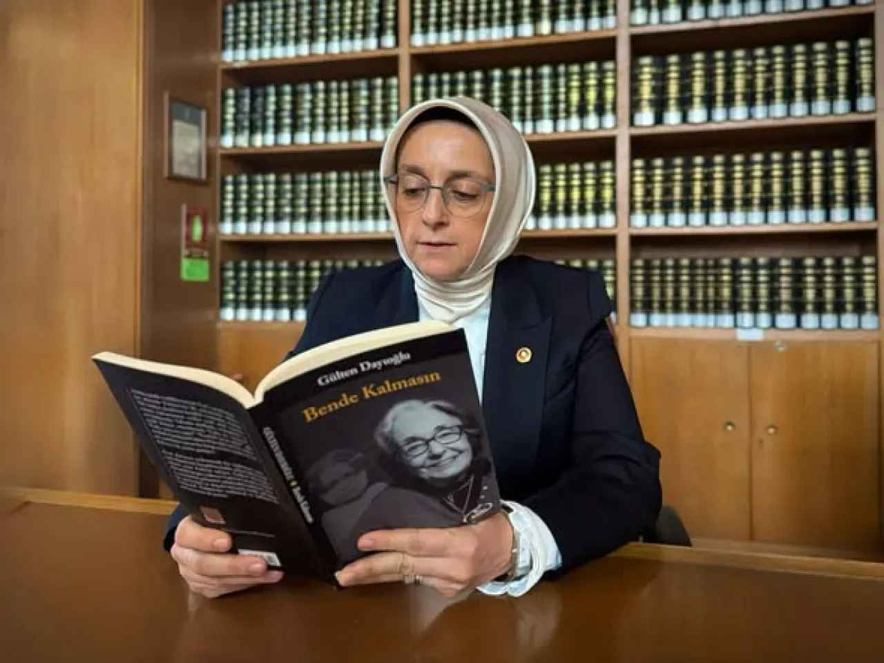 Gülten Dayıoğlu'nun "Bende Kalmasın" Kitabı ve Öğretmenler Günü'nün Anlamı Gülten Dayıoğlu'nun "Bende Kalmasın" Kitabı ve Öğretmenler Günü'nün Anlamı