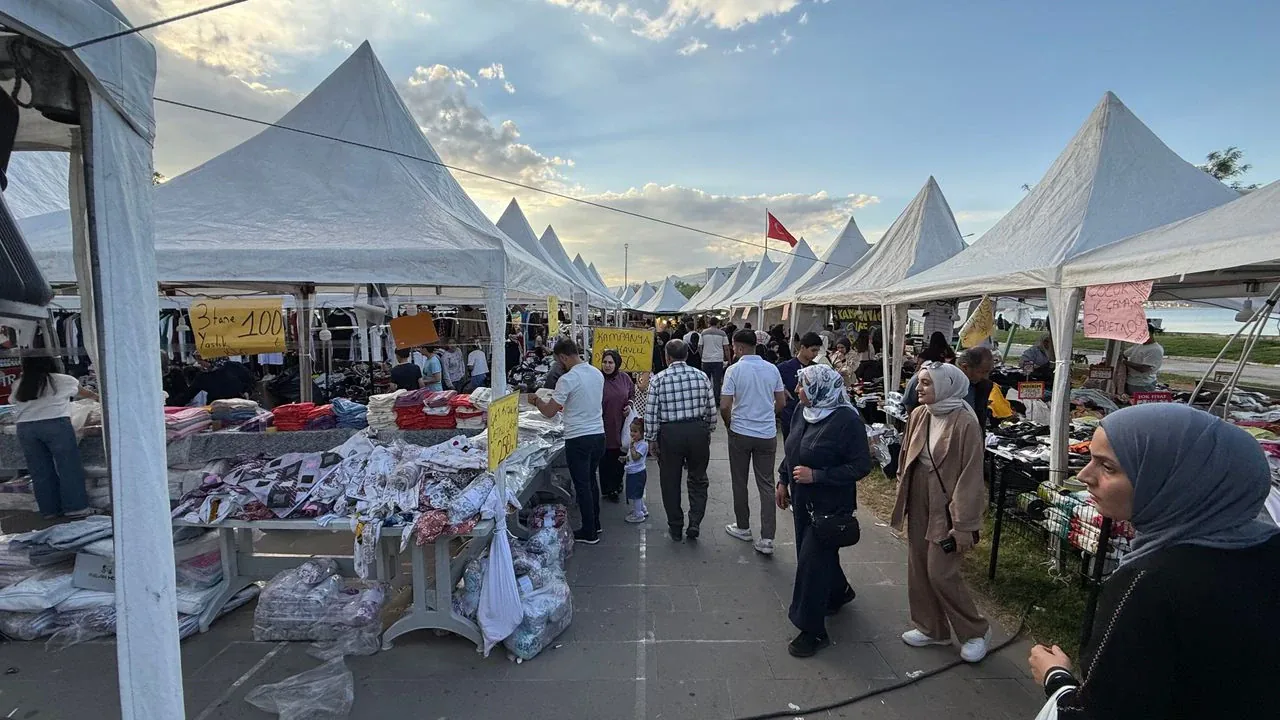 Tatvan'da Uygun Fiyatlı Alışveriş Fırsatı: İstanbul Gümrük Fuarı'na Yoğun İlgi Tatvan'da Uygun Fiyatlı Alışveriş Fırsatı: İstanbul Gümrük Fuarı'na Yoğun İlgi