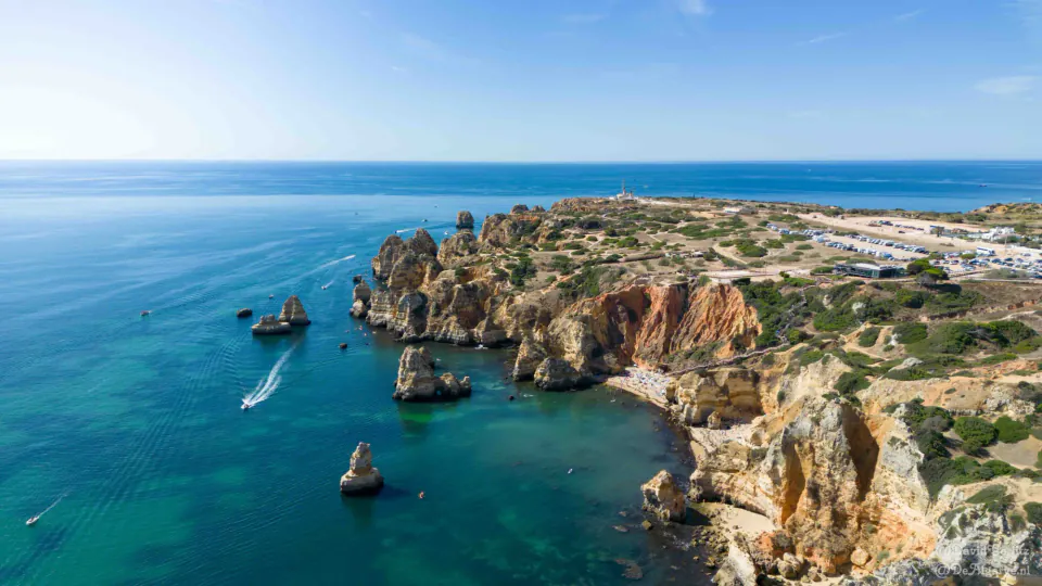 Portekiz'in Güneşi Algarve: 2026'da Küresel Turizm ve Ulaşım Atağı görseli