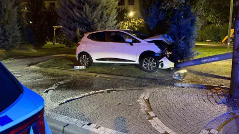 Kayseri Talas'ta kontrolden çıkan araç elektrik direğine çarptı: Yaralı yok
