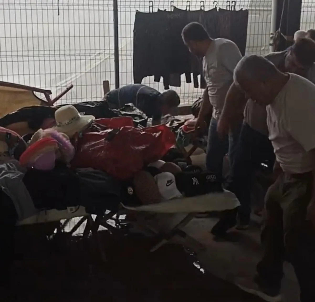Antakya Narlıca'da Pazar Alanı Göle Döndü: Esnaf ve Vatandaş Mağdur Antakya Narlıca'da Pazar Alanı Göle Döndü: Esnaf ve Vatandaş Mağdur