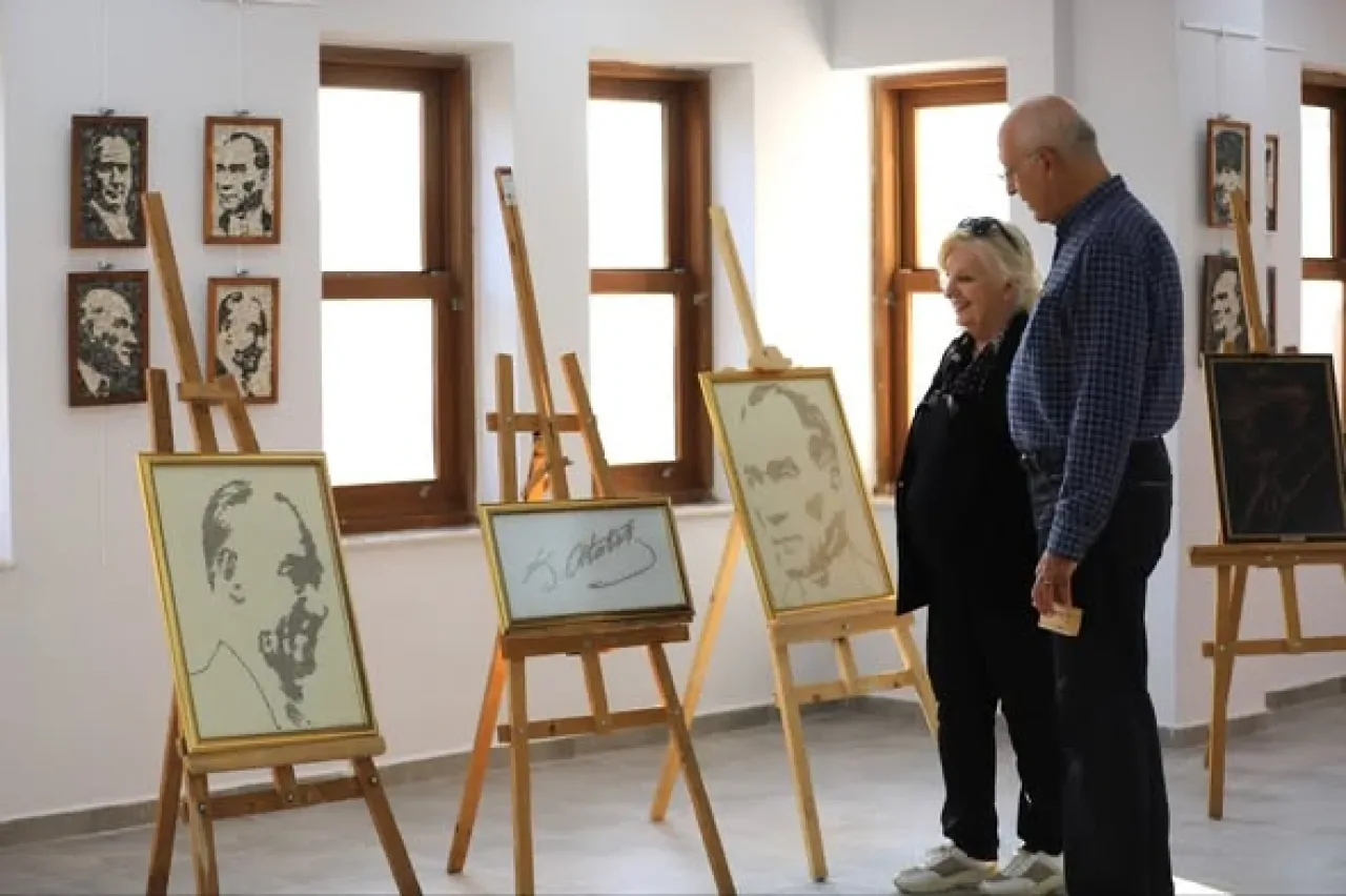 Levent ve Esma Kırılmaz'ın Atatürk Temalı Sergisi Menderes'te Açıldı Levent ve Esma Kırılmaz'ın Atatürk Temalı Sergisi Menderes'te Açıldı