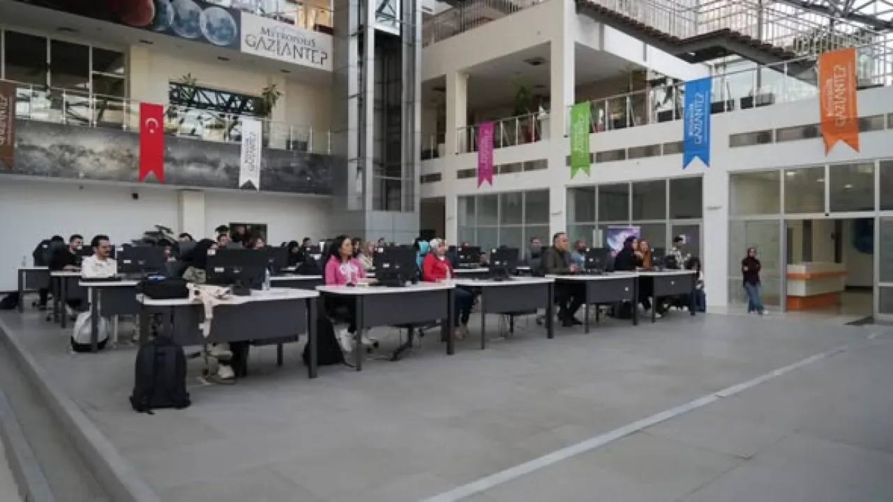 Gaziantep Büyükşehir Belediyesi, Yapay Zekâ ile Kısa Film Üretimi Eğitimi Düzenliyor Gaziantep Büyükşehir Belediyesi, Yapay Zekâ ile Kısa Film Üretimi Eğitimi Düzenliyor