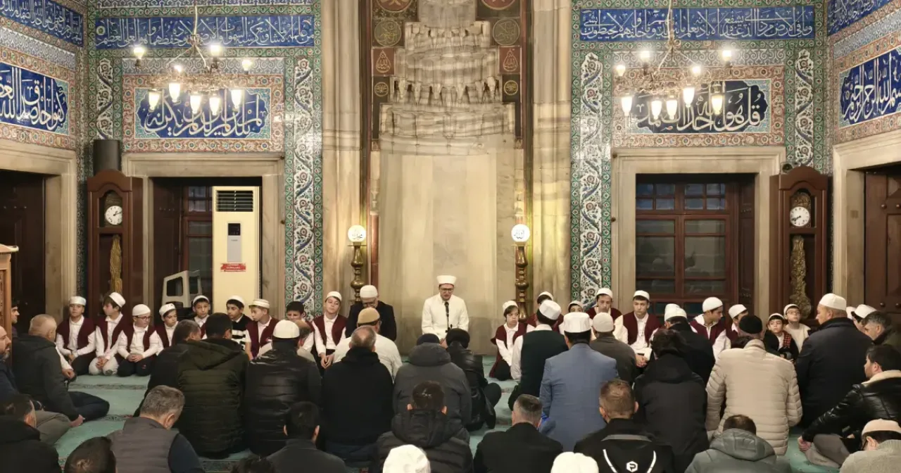 Manisa'da Muradiye Camii'nde Sabah Namazına Yoğun Katılım Manisa'da Muradiye Camii'nde Sabah Namazına Yoğun Katılım