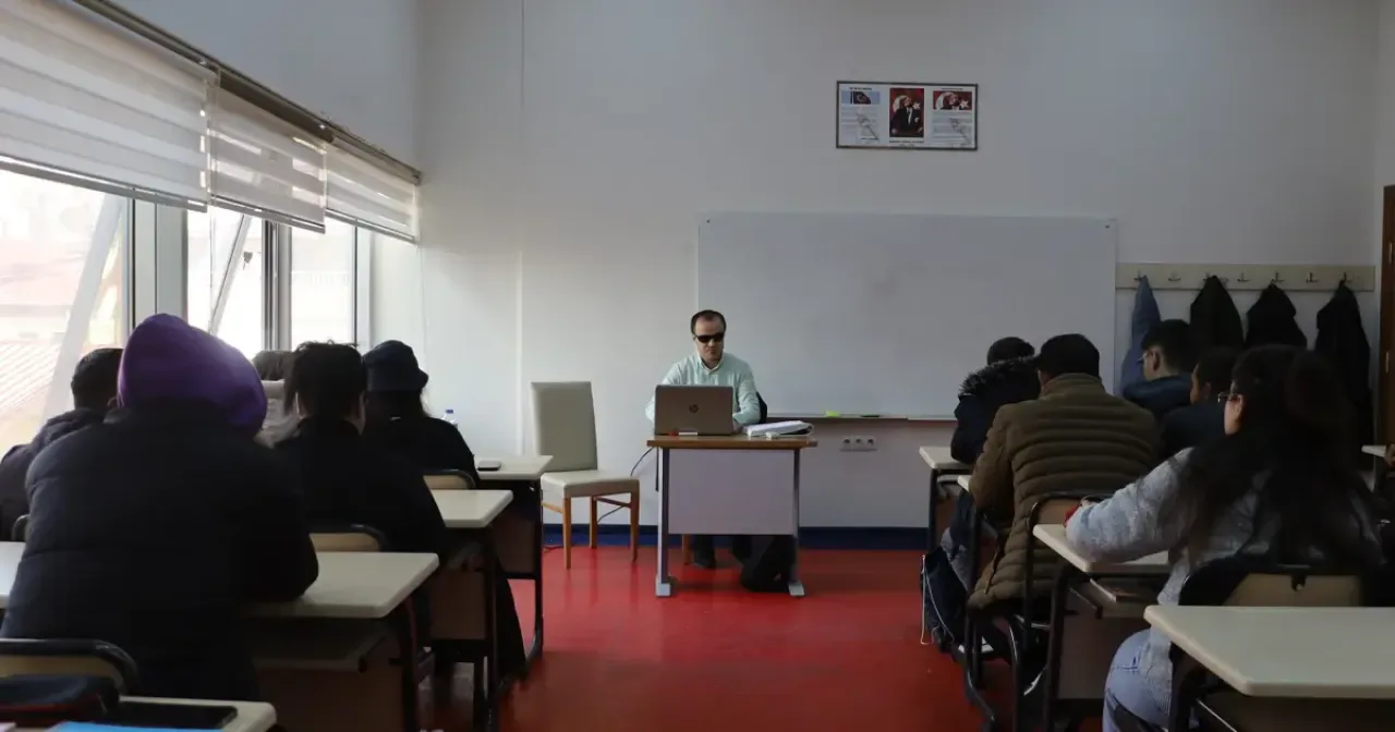 Sivas'ta Gönül Bağıyla Eğitim: Görme Engelli Öğretmenlerin Dokunuşu Sivas'ta Gönül Bağıyla Eğitim: Görme Engelli Öğretmenlerin Dokunuşu