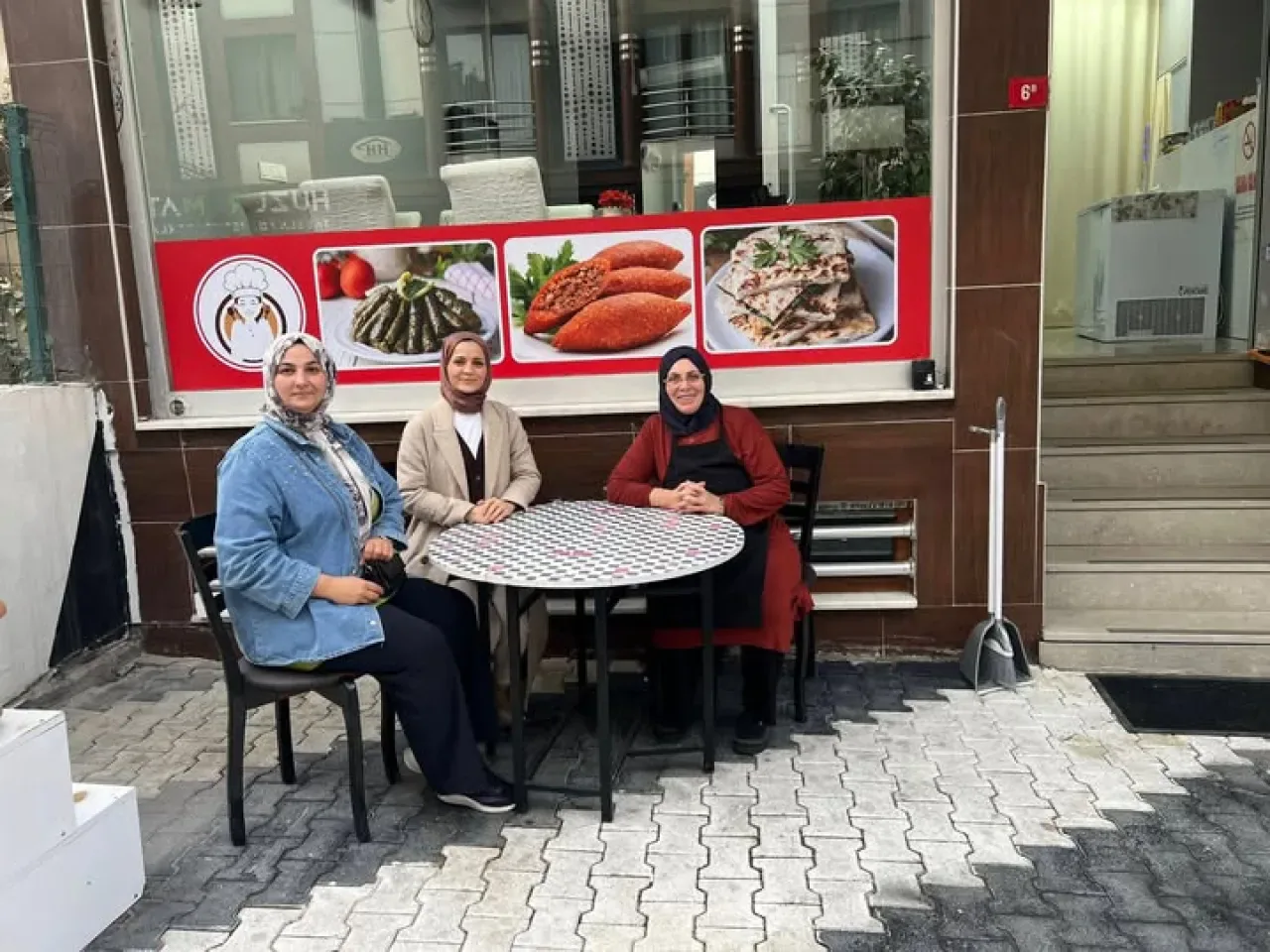 AK Parti Arnavutköy Kadın Kolları Üyesi Saliha Tok'un Yeni İş Yeri Açılışı AK Parti Arnavutköy Kadın Kolları Üyesi Saliha Tok'un Yeni İş Yeri Açılışı