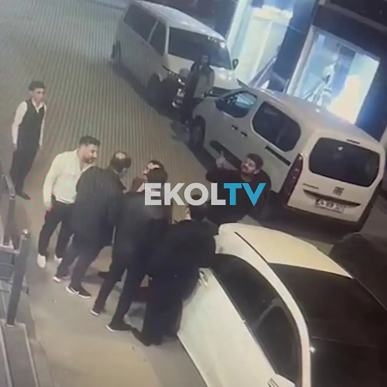 Van'da Otel Sahibi ve Oğlu Sokak Ortasında Silahlı Saldırıda Hayatını Kaybetti Van'da Otel Sahibi ve Oğlu Sokak Ortasında Silahlı Saldırıda Hayatını Kaybetti