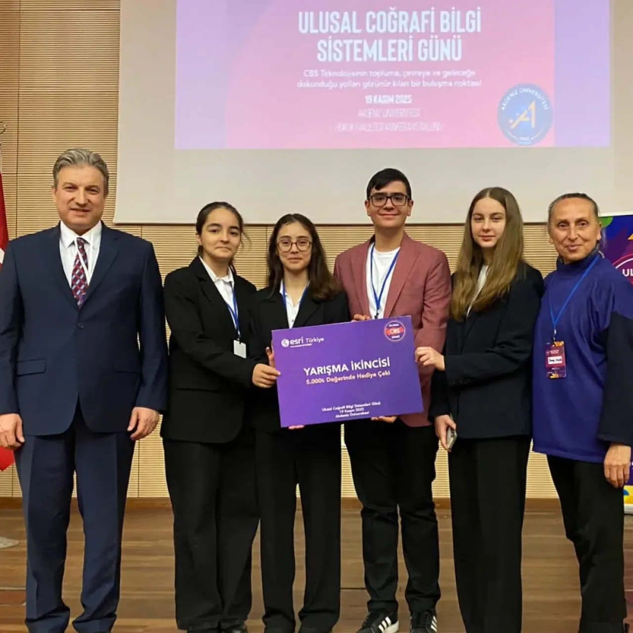Bursa'lı Öğrenciler Ulusal Coğrafi Bilgi Sistemleri Yarışmasında Türkiye İkincisi Oldu Bursa'lı Öğrenciler Ulusal Coğrafi Bilgi Sistemleri Yarışmasında Türkiye İkincisi Oldu