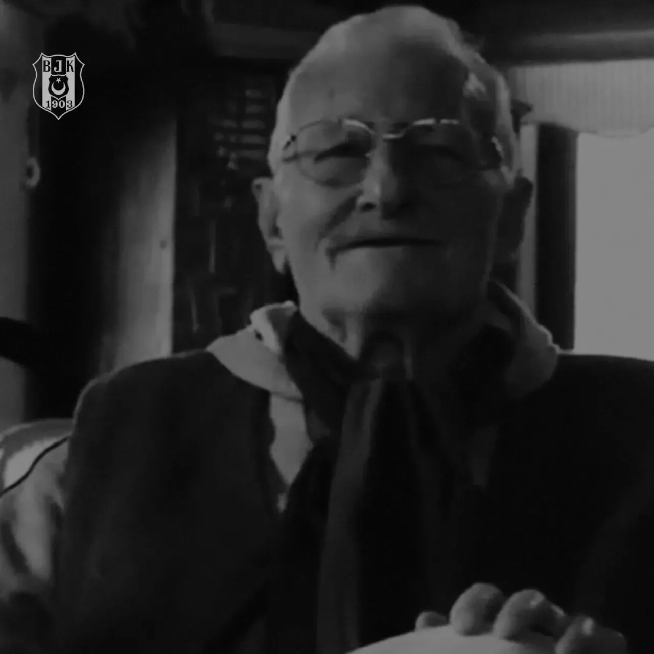Beşiktaş'ın Efsane Onursal Başkanı Süleyman Seba, İnönü Stadı'nın Açılışında İlk Golü Attı Beşiktaş'ın Efsane Onursal Başkanı Süleyman Seba, İnönü Stadı'nın Açılışında İlk Golü Attı