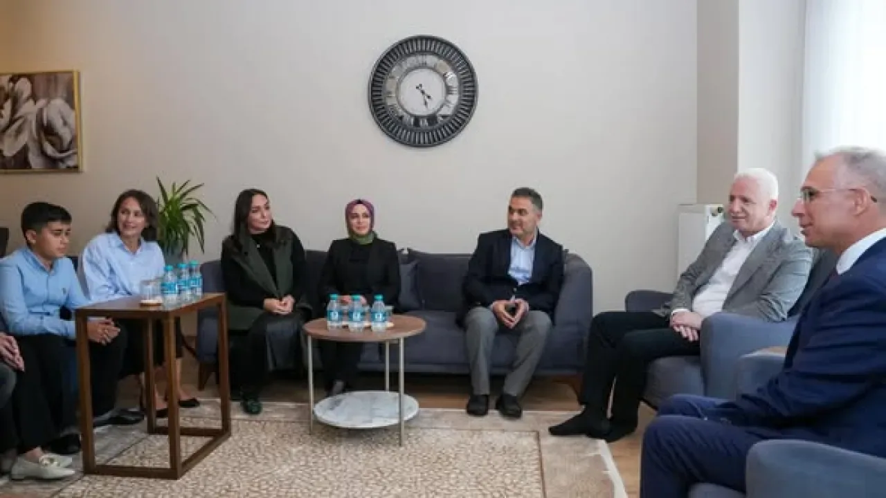 Vali Davut Gül, Öğretmenler Günü'nde Öğretmen Bülent Ulaş'ı Evinde Ziyaret Etti Vali Davut Gül, Öğretmenler Günü'nde Öğretmen Bülent Ulaş'ı Evinde Ziyaret Etti