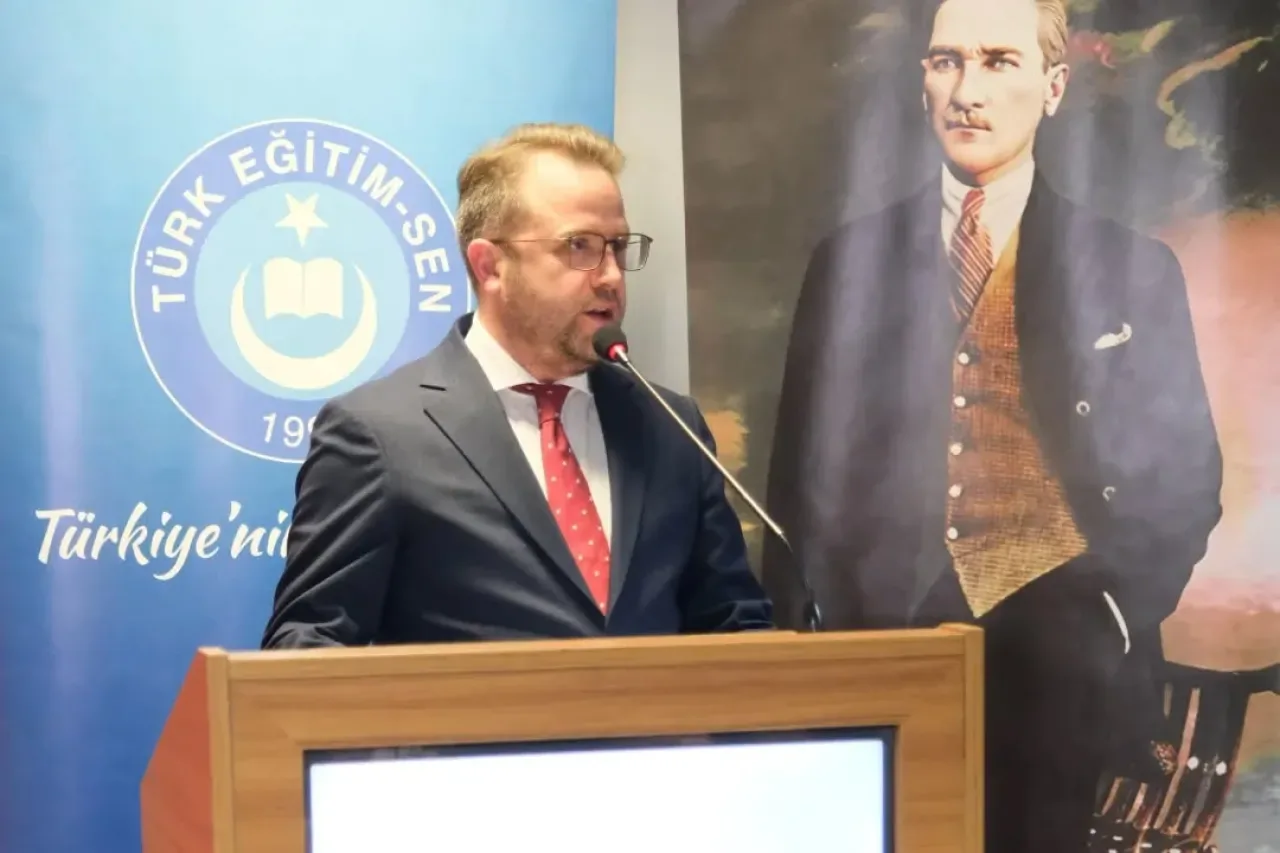 Türk Eğitim Sen Bursa 2 No'lu Şube'de Fatih Gümüş Yeniden Başkan Seçildi Türk Eğitim Sen Bursa 2 No'lu Şube'de Fatih Gümüş Yeniden Başkan Seçildi