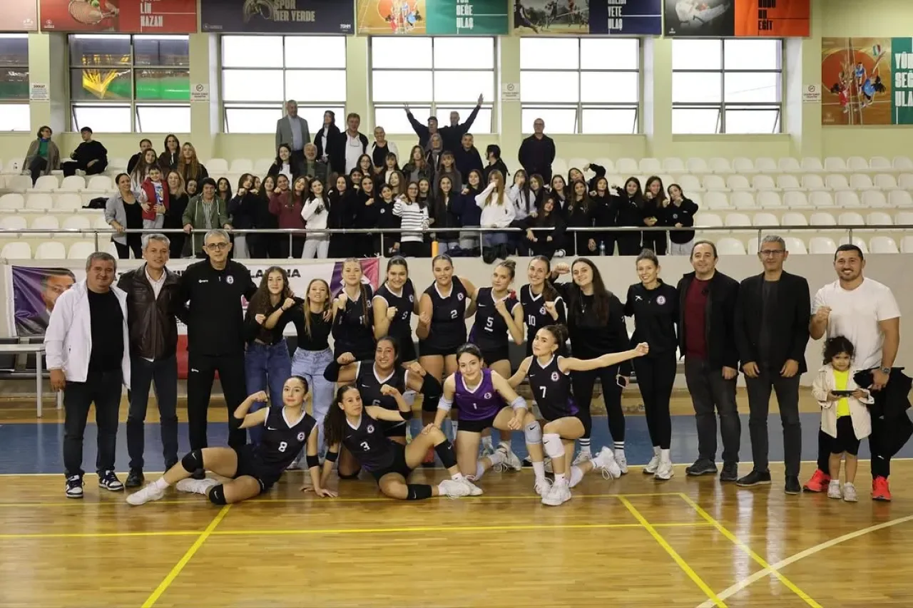 Çatalca Belediyespor Kadın Voleybol Takımı Ligin İlk Yarısını Galibiyetle Kapattı Çatalca Belediyespor Kadın Voleybol Takımı Ligin İlk Yarısını Galibiyetle Kapattı