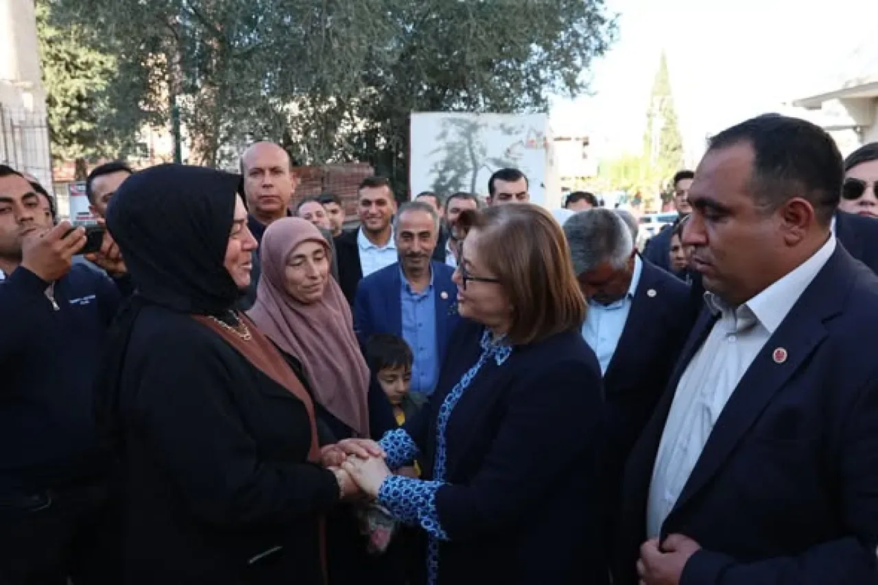 Gaziantep Büyükşehir Belediye Başkanı Fatma Şahin, Burç Mahallesi ve Çevresinde Vatandaş Buluşmaları Gerçekleştirdi Gaziantep Büyükşehir Belediye Başkanı Fatma Şahin, Burç Mahallesi ve Çevresinde Vatandaş Buluşmaları Gerçekleştirdi