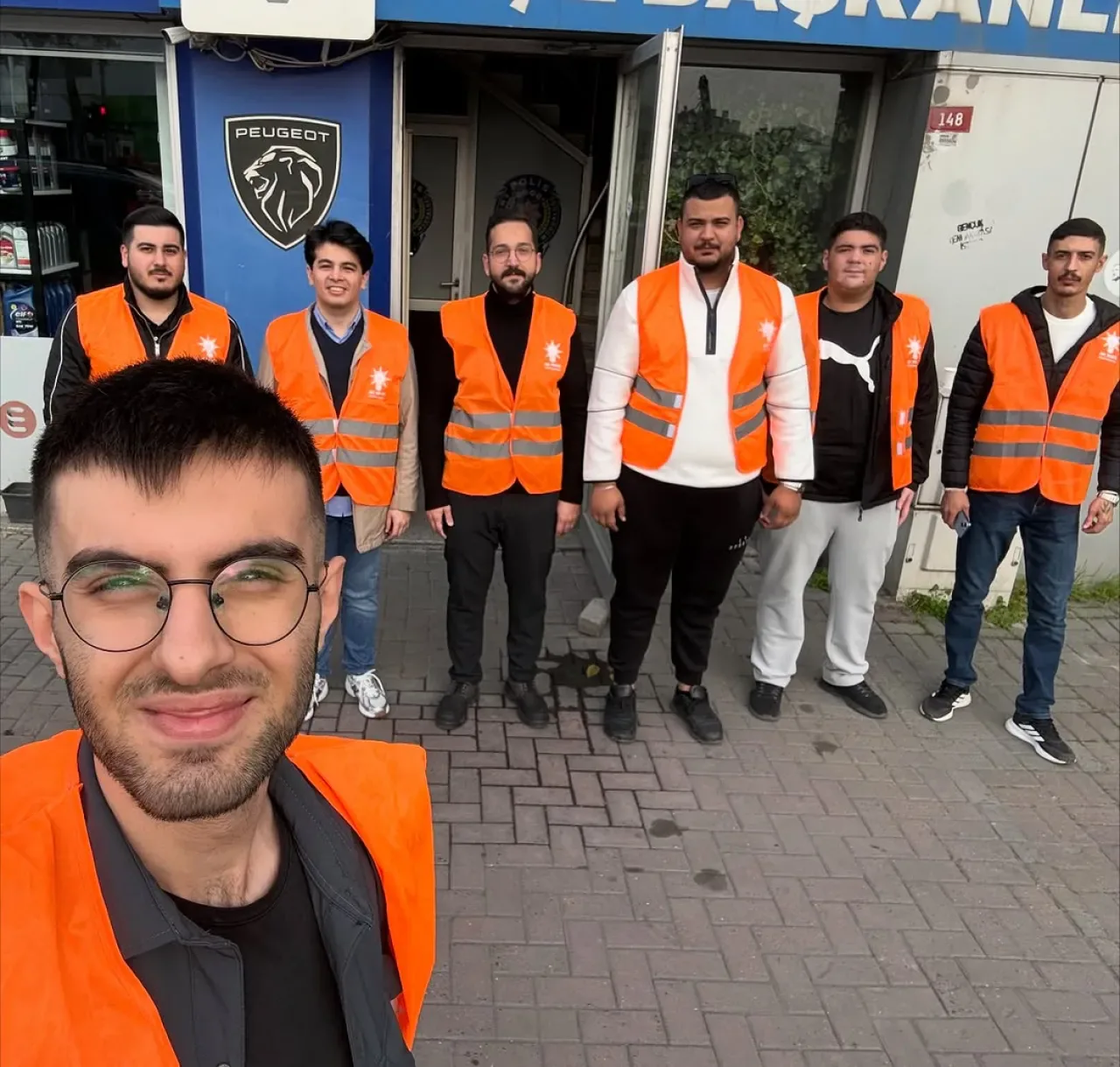 AK Gençlik Küçükçekmece'de 'İstanbul Aşkı' ile Saha Çalışması Yürüttü AK Gençlik Küçükçekmece'de 'İstanbul Aşkı' ile Saha Çalışması Yürüttü