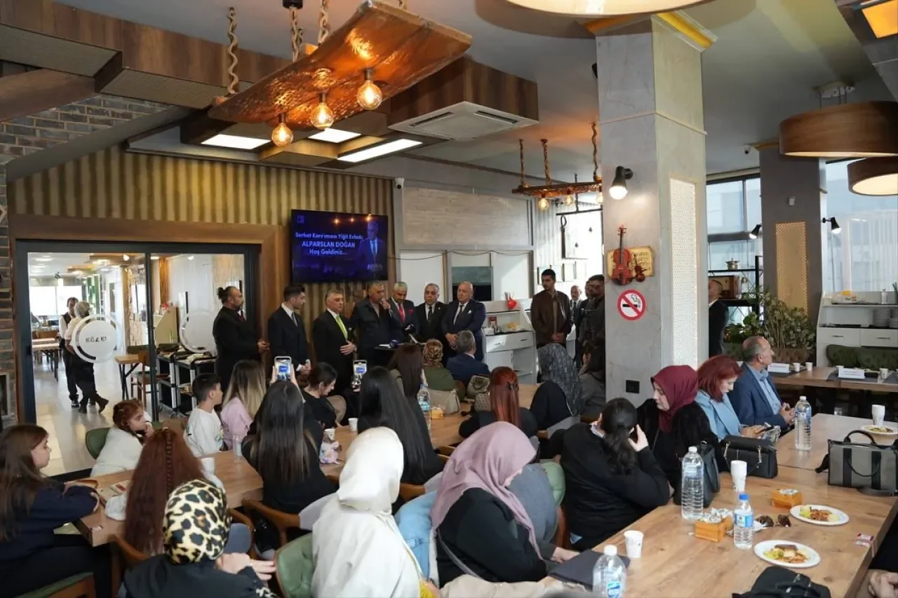MHP'li Yöneticiler, Yenimahalle'de Karslı Hemşehrilerle Bir Araya Geldi MHP'li Yöneticiler, Yenimahalle'de Karslı Hemşehrilerle Bir Araya Geldi