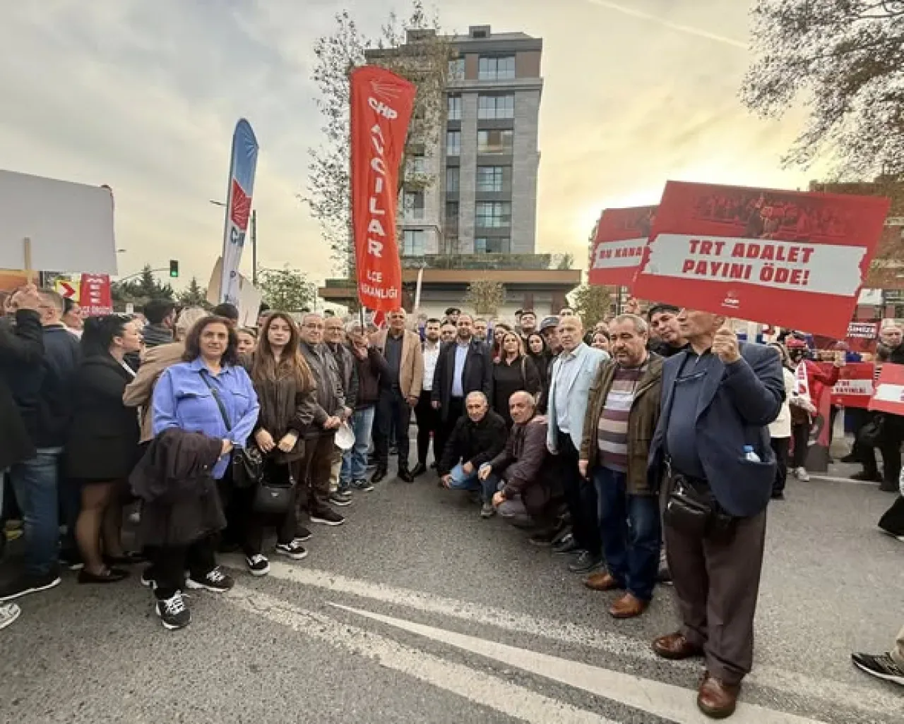 CHP'li İlçe Başkanlığından TRT Binasına Yürüyüş: "Adalet Milletin Gözü Önünde Olsun" CHP'li İlçe Başkanlığından TRT Binasına Yürüyüş: "Adalet Milletin Gözü Önünde Olsun"