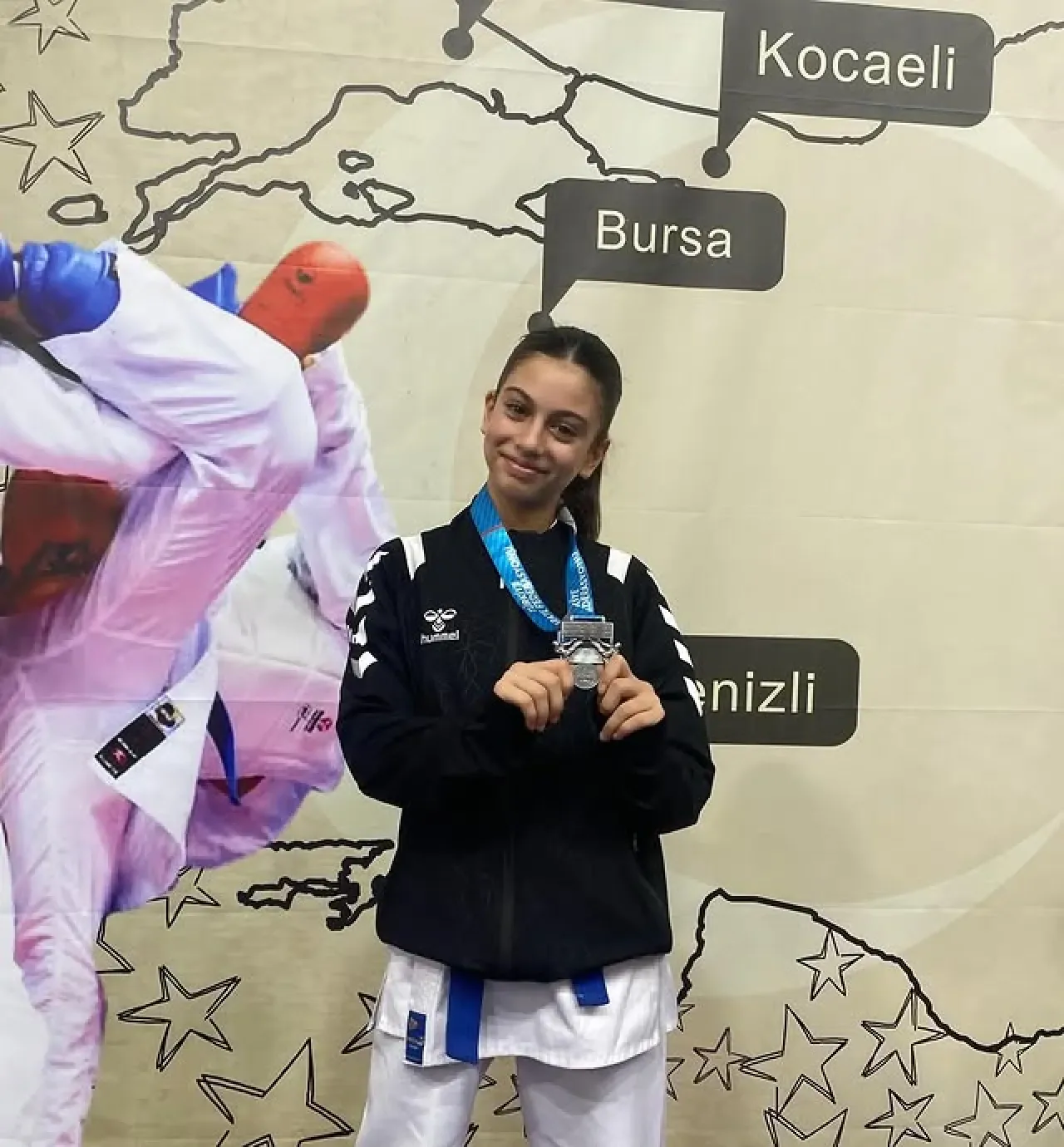 Sultangazili Genç Sporcu Edanur Kalkan, Türkiye Yıldızlar Ligi Karate Şampiyonası'nda Başarı Elde Etti Sultangazili Genç Sporcu Edanur Kalkan, Türkiye Yıldızlar Ligi Karate Şampiyonası'nda Başarı Elde Etti