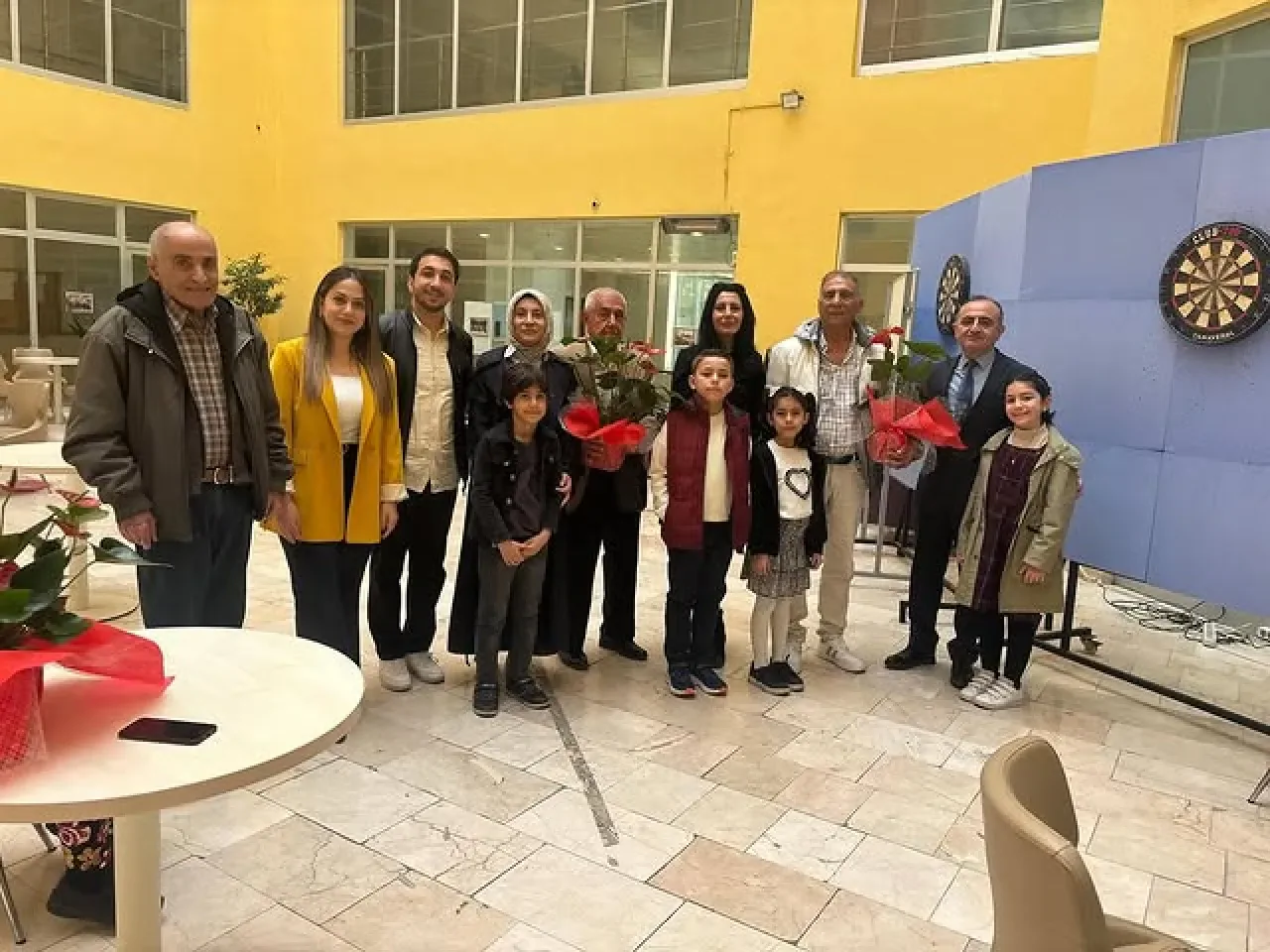 Sultangazi'de Öğrencilerden Emekli Öğretmenlere Anlamlı Ziyaret Sultangazi'de Öğrencilerden Emekli Öğretmenlere Anlamlı Ziyaret