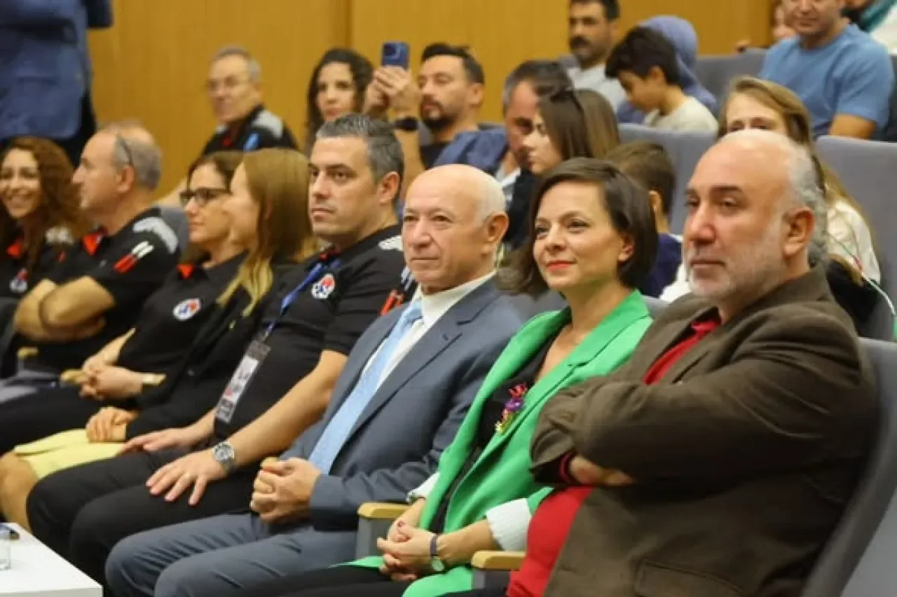 Karabağlar'da 12. Başöğretmen Atatürk Satranç Turnuvası Heyecanı Karabağlar'da 12. Başöğretmen Atatürk Satranç Turnuvası Heyecanı
