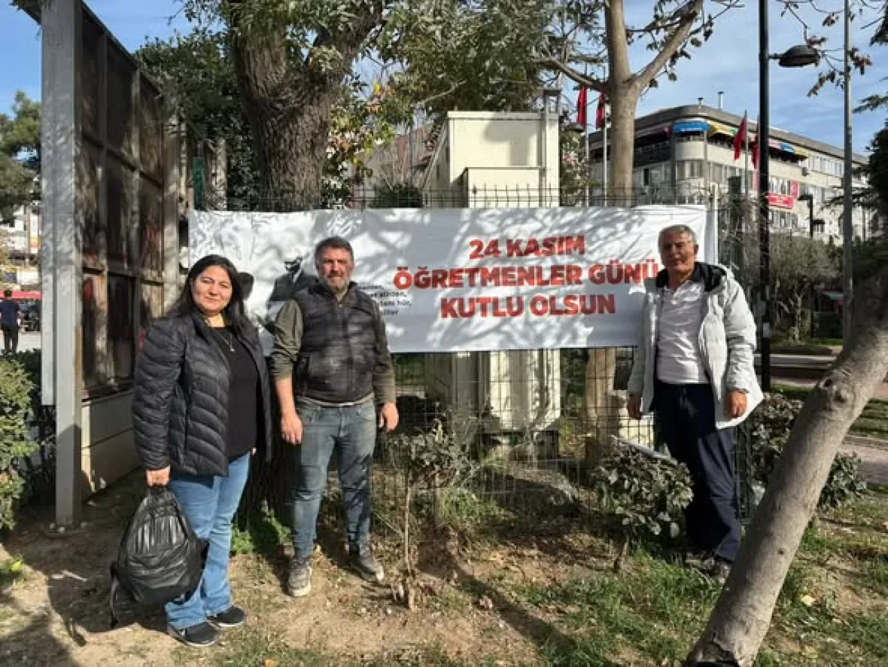 CHP Avcılar'dan 24 Kasım Öğretmenler Günü'ne Özel Pankart Çalışması CHP Avcılar'dan 24 Kasım Öğretmenler Günü'ne Özel Pankart Çalışması