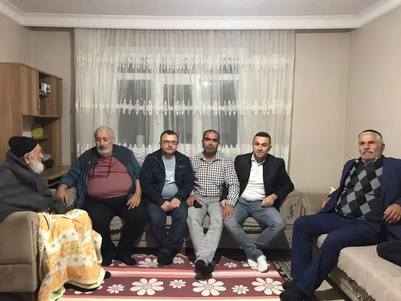 AK Parti Ümraniye Teşkilatı Mahalle Ziyaretlerini Sürdürüyor AK Parti Ümraniye Teşkilatı Mahalle Ziyaretlerini Sürdürüyor