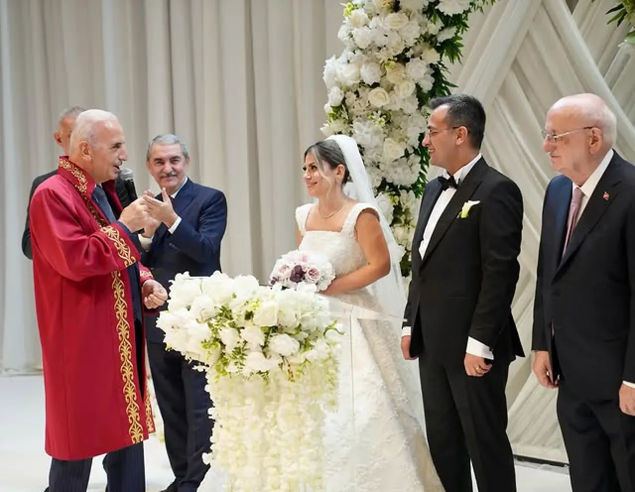 Ümraniye Belediye Başkanı İsmet Yıldırım, Çiftlerin Nikah Töreninde Ümraniye Belediye Başkanı İsmet Yıldırım, Çiftlerin Nikah Töreninde