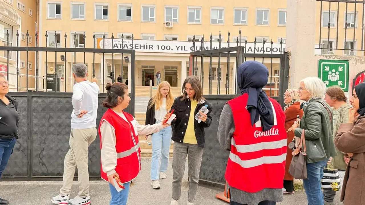 ALES Sınavında Öğrencilere Genç Kızılay'dan Moral Desteği ALES Sınavında Öğrencilere Genç Kızılay'dan Moral Desteği