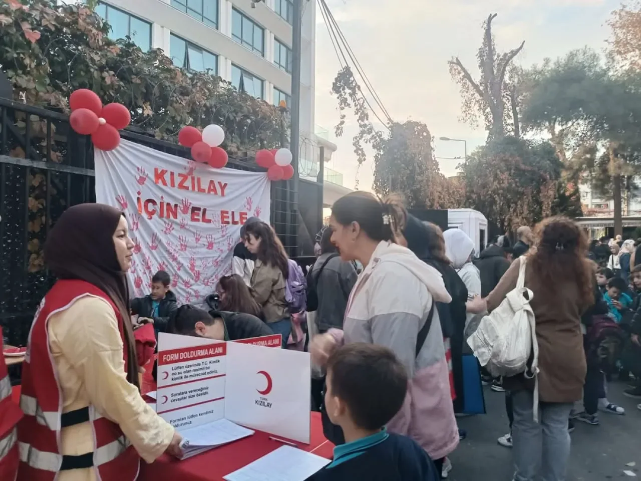 Genç Kızılay Zeytinburnu'nda Kan Bağışı Seferberliği Başlattı Genç Kızılay Zeytinburnu'nda Kan Bağışı Seferberliği Başlattı