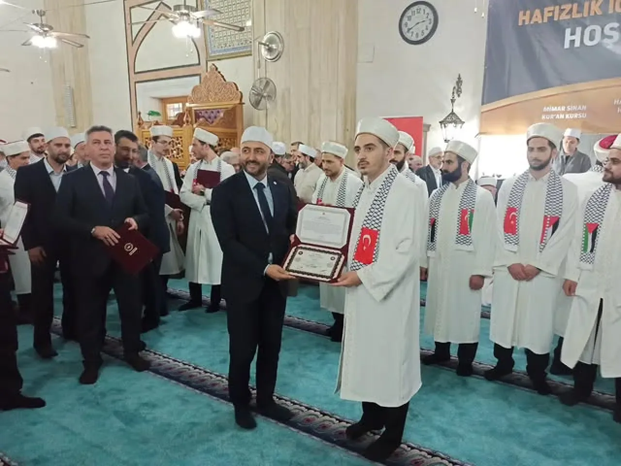Maltepe'de Hafızlık İcazet Programı Coşkusu Maltepe'de Hafızlık İcazet Programı Coşkusu