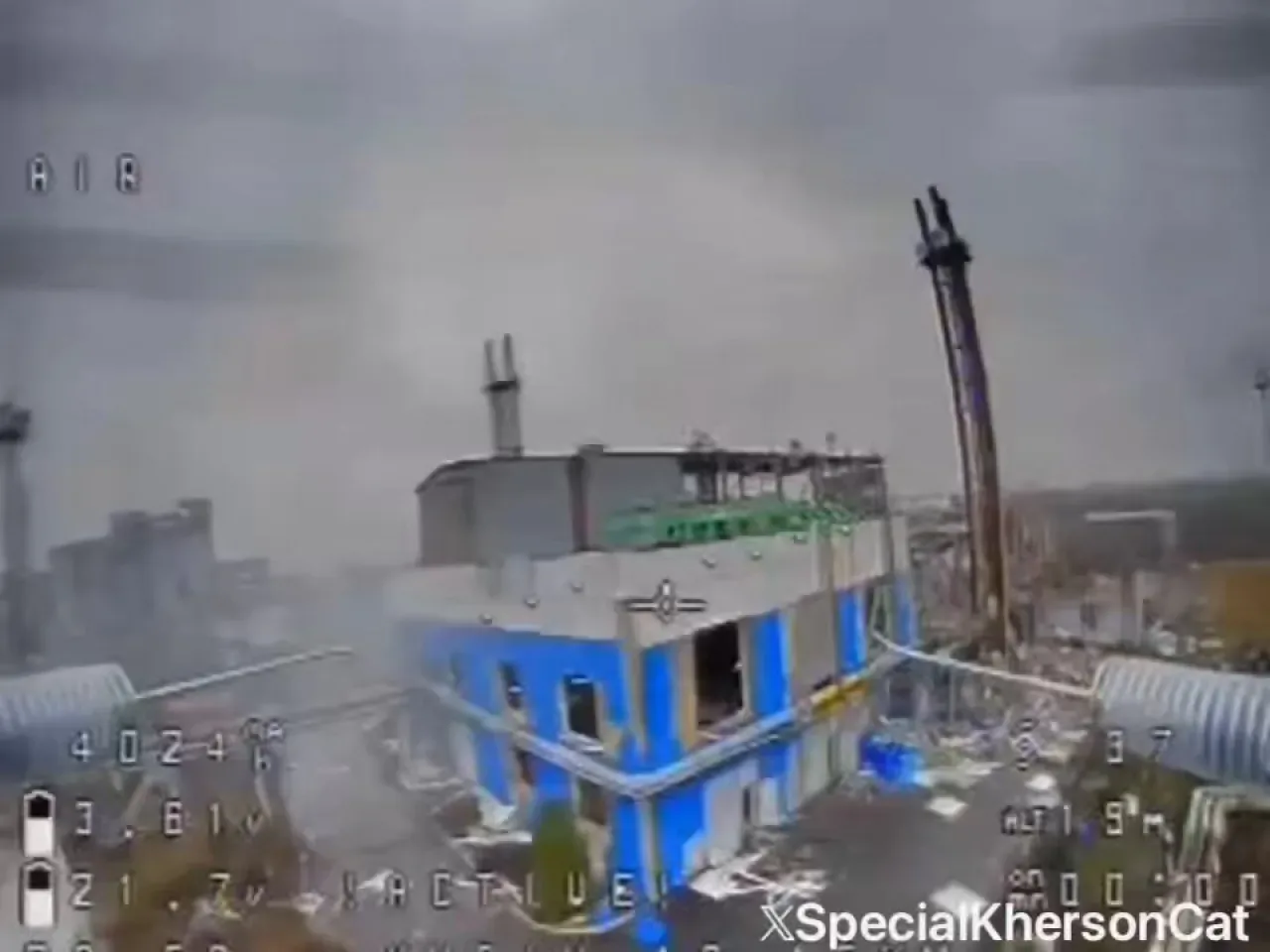 Ukraynalı Asker, Fabrikada Saklanan Rus Askerini Etkisiz Hale Getirdi Ukraynalı Asker, Fabrikada Saklanan Rus Askerini Etkisiz Hale Getirdi