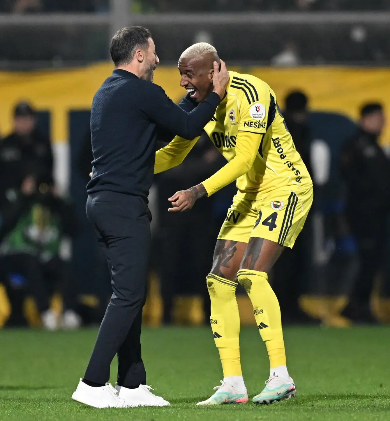 Rizespor'u 5-2 Mağlup Eden Fenerbahçe Süper Lig'de Liderlik Yolunda İlerliyor Rizespor'u 5-2 Mağlup Eden Fenerbahçe Süper Lig'de Liderlik Yolunda İlerliyor