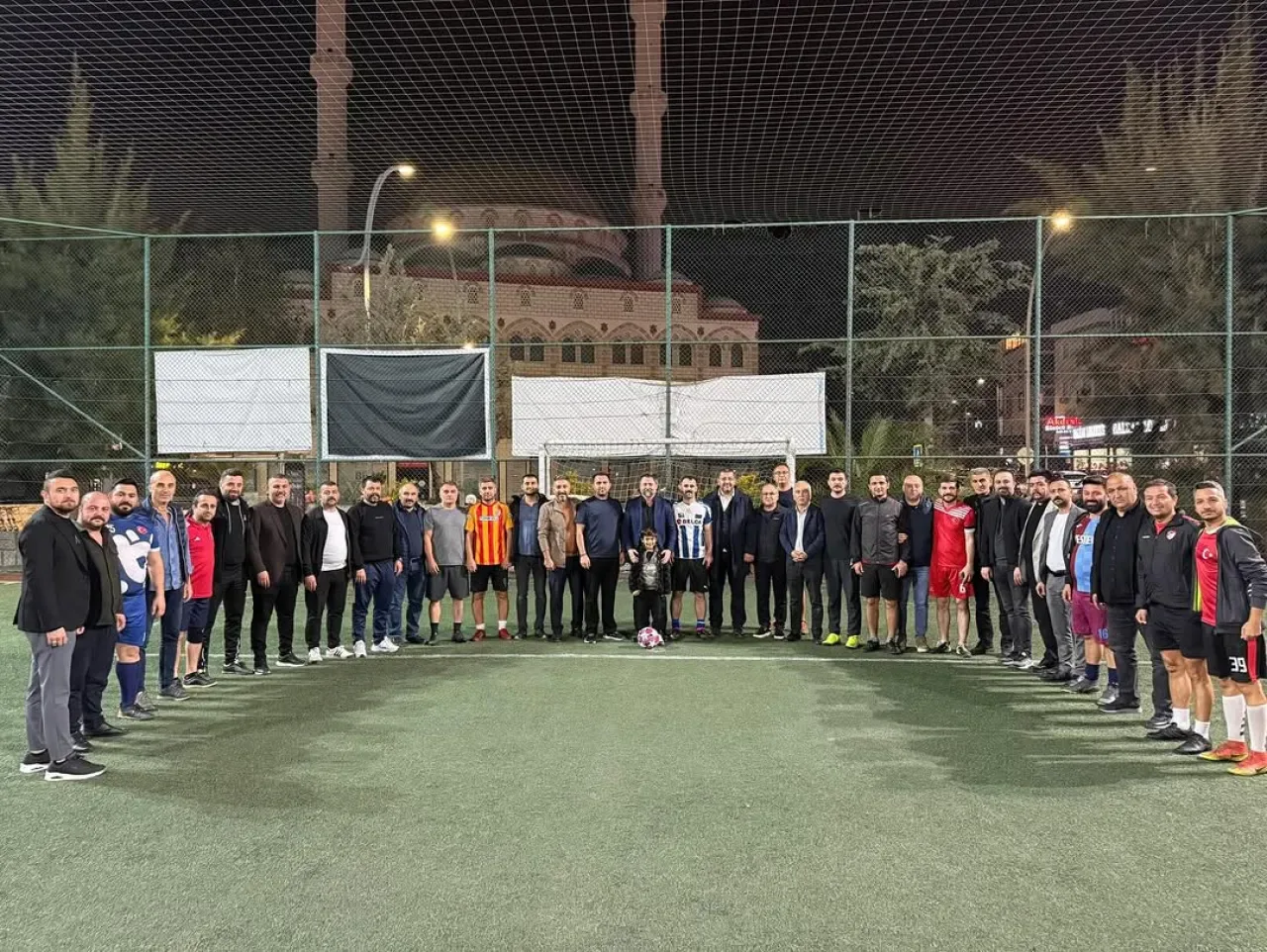 Antalya'da Öğretmenler Günü Futbol Maçıyla Kutlandı Antalya'da Öğretmenler Günü Futbol Maçıyla Kutlandı