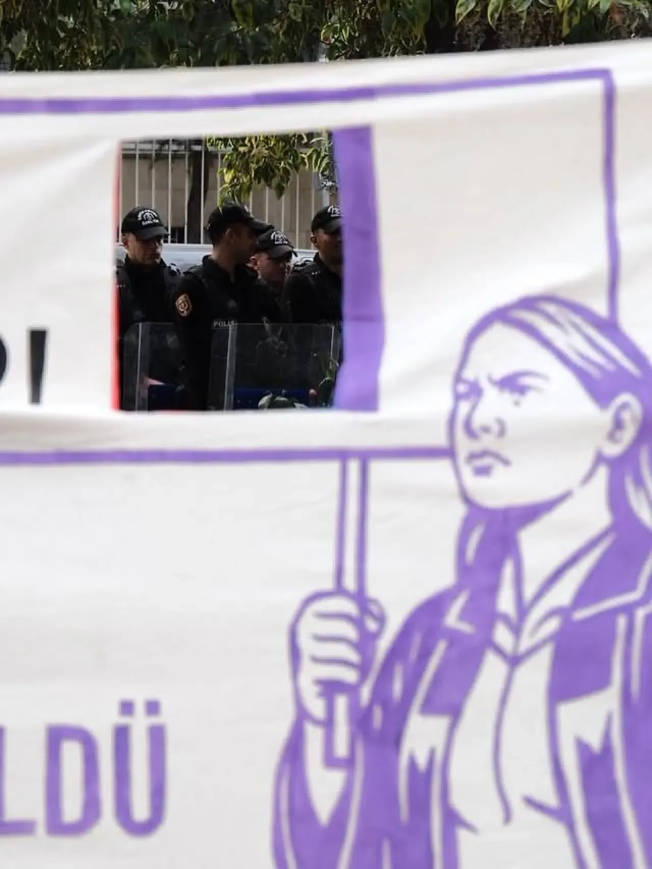 Kadına Yönelik Şiddete Karşı Mücadele Günü'nde CHP Kadıköy Gençlik Kolları'ndan SANSÜRLENDİK İtirazı Kadına Yönelik Şiddete Karşı Mücadele Günü'nde CHP Kadıköy Gençlik Kolları'ndan SANSÜRLENDİK İtirazı