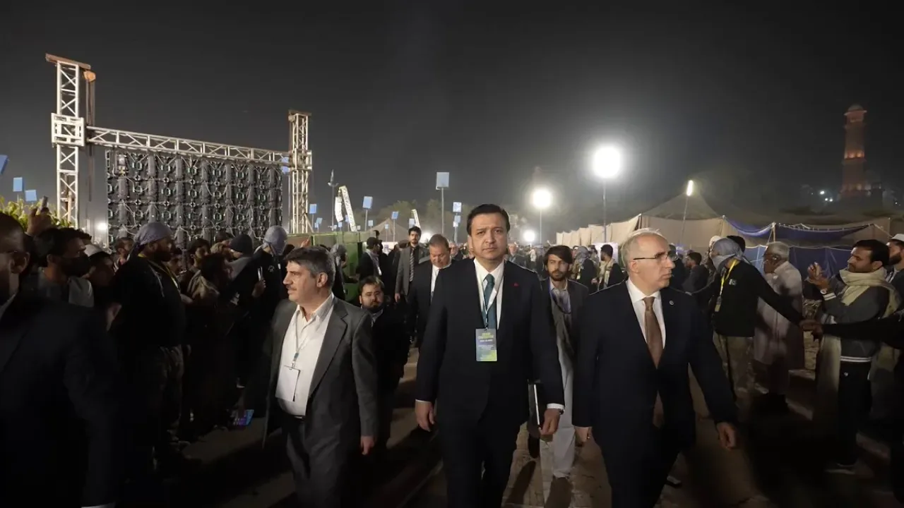 Saadet Partisi, "Adil Bir Dünya" İçin Çalışacağına Söz Verdi Saadet Partisi, "Adil Bir Dünya" İçin Çalışacağına Söz Verdi
