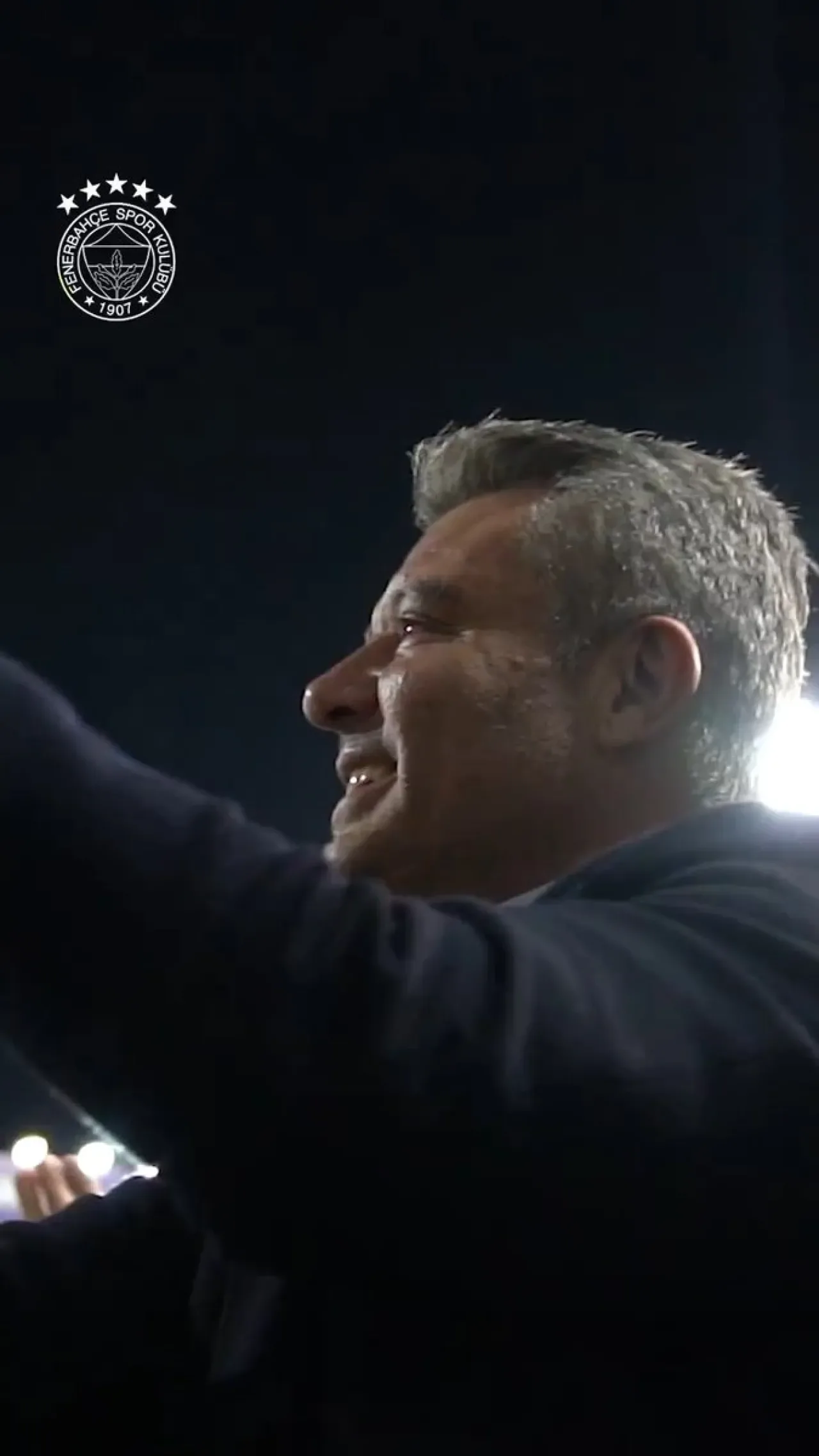 Fenerbahçe Başkanı Sadettin Saran, Deplasmanda Taraftarları Selamladı Fenerbahçe Başkanı Sadettin Saran, Deplasmanda Taraftarları Selamladı