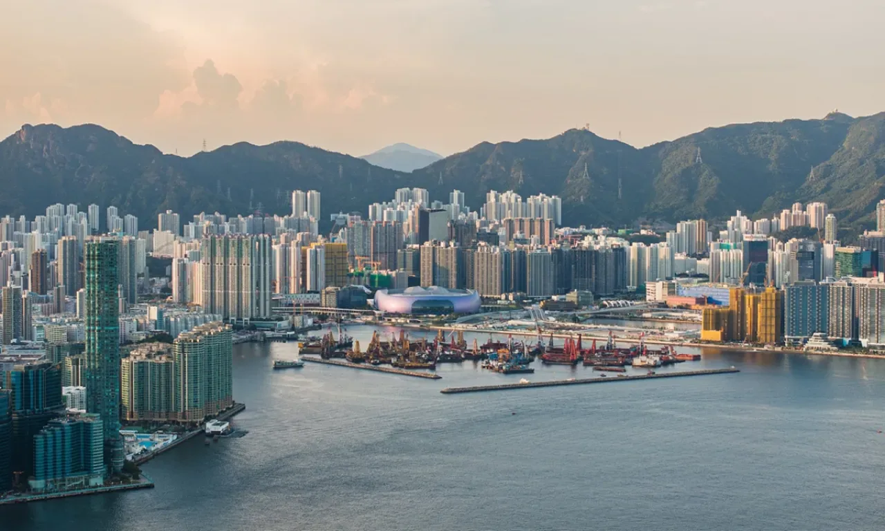 Küresel Yatırımcılar Riskleri Yeniden Değerlendiriyor, Hong Kong Güvenli Liman Olarak Öne Çıkıyor Küresel Yatırımcılar Riskleri Yeniden Değerlendiriyor, Hong Kong Güvenli Liman Olarak Öne Çıkıyor