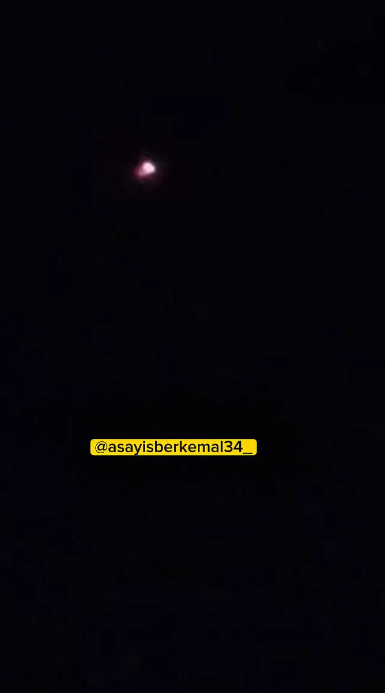 İstanbul Semalarında Görüntülenen Gizemli Cisim: Meteor mu? İstanbul Semalarında Görüntülenen Gizemli Cisim: Meteor mu?