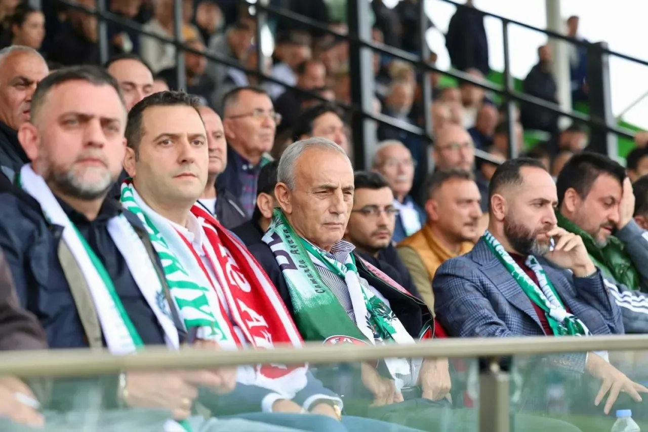 Küçükçekmece Belediye Başkanı Kemal Çebi, Küçükçekmece Spor Maçını Tribünden İzledi Küçükçekmece Belediye Başkanı Kemal Çebi, Küçükçekmece Spor Maçını Tribünden İzledi