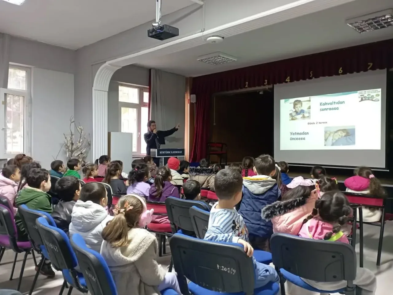 Bursa Gürsu'da Minik Öğrencilere Ağız ve Diş Sağlığı Eğitimi Bursa Gürsu'da Minik Öğrencilere Ağız ve Diş Sağlığı Eğitimi