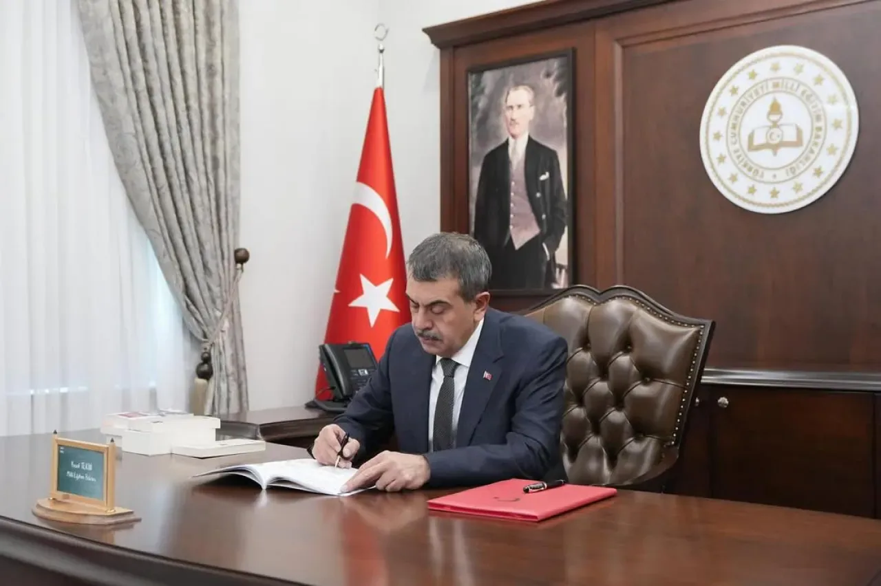 Bakan Yusuf Tekin'den Öğretmenler Günü İçin Özel Mektuplar Bakan Yusuf Tekin'den Öğretmenler Günü İçin Özel Mektuplar