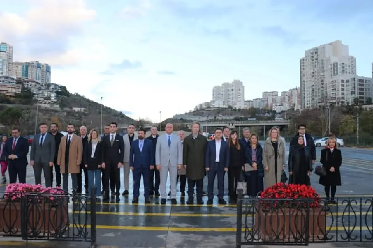 Başakşehir'de 24 Kasım Öğretmenler Günü Çelenk Sunma Töreni Düzenlendi Başakşehir'de 24 Kasım Öğretmenler Günü Çelenk Sunma Töreni Düzenlendi